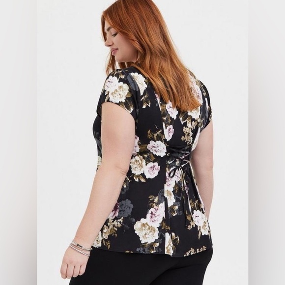 Torrid Stretch Challis Lace-Up Back Top Size 1x - Picture 2 of 10